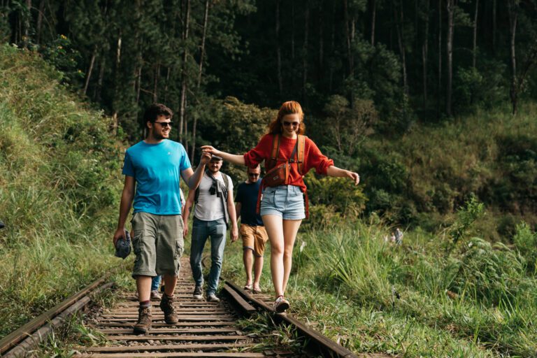 wandelen op de train rails op de tuktuk trip in sri lanka