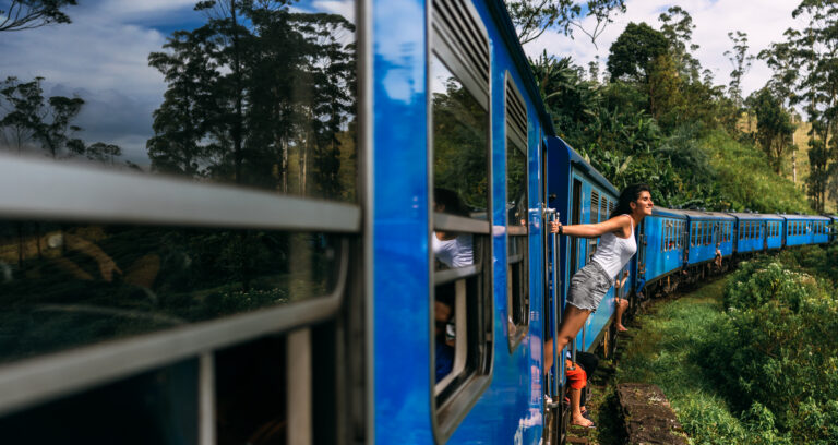 touristen op de bekendste trein van sri lanka, treinrit van ella in sri lanka