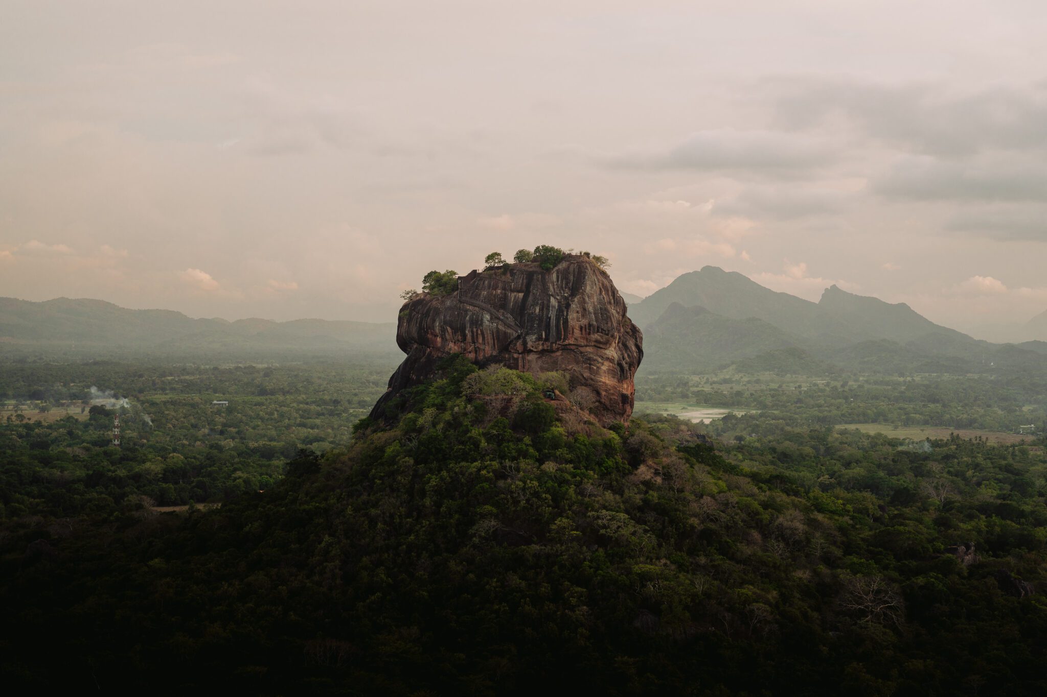 zonsopgang wandeling op de berg pidurangala in sri lanka