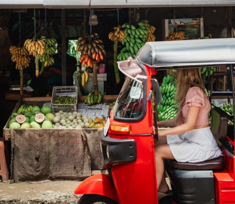 met de tuktuk in sri lanka rondrijden en bij lokale fruitwinkels stoppen