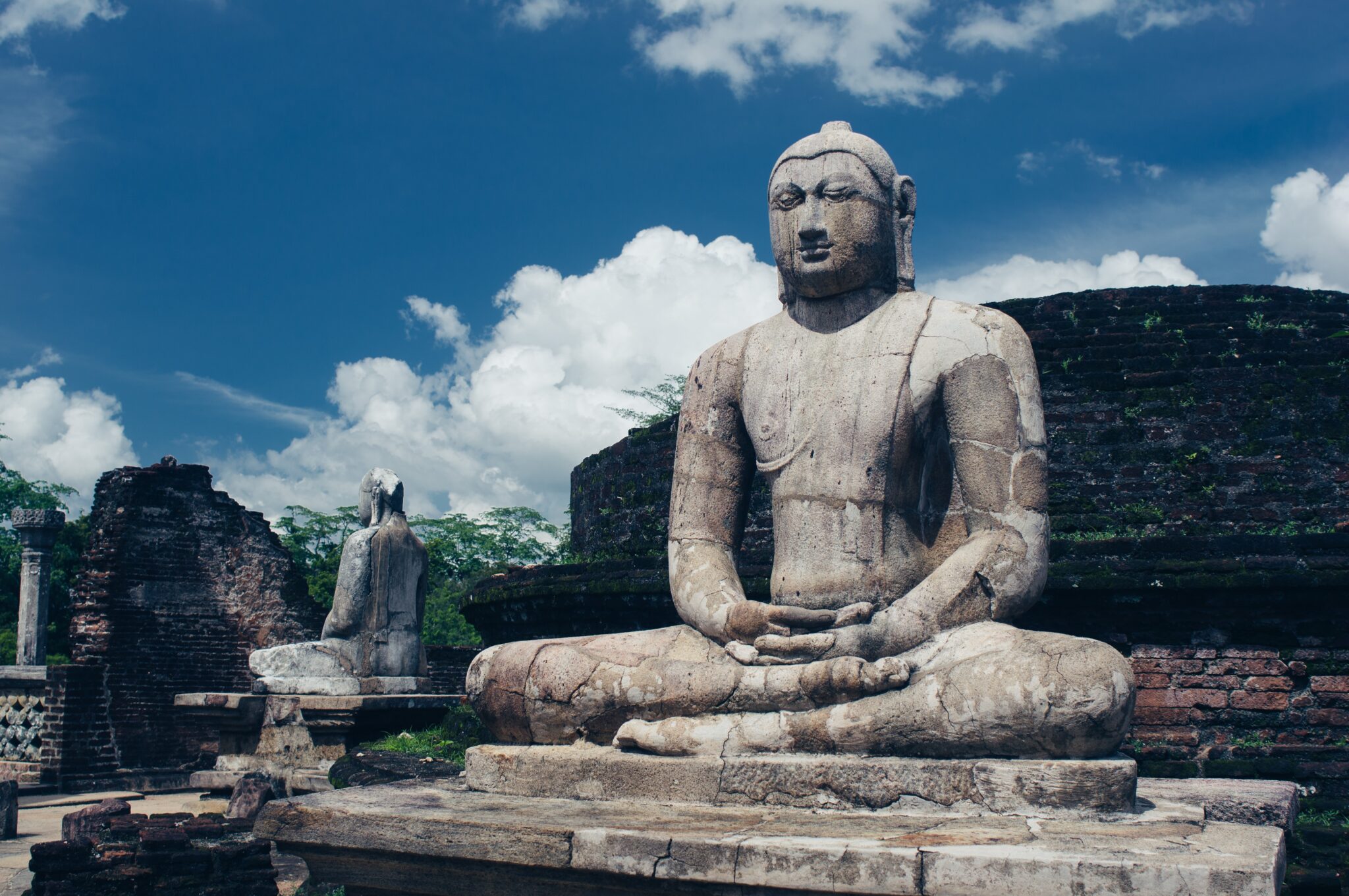 buddha in sri lanka tijdens fietstocht